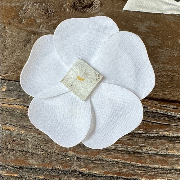 Chanel authentic CC buttons and Camilla flower - Picture 3 of 3